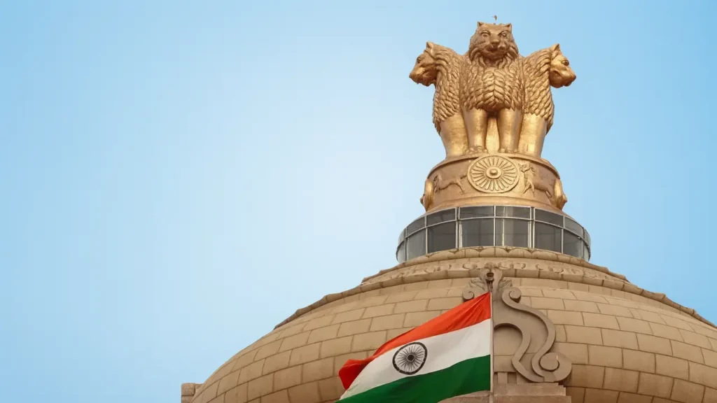 भारतीय राष्ट्रीय प्रतीक अशोक स्तंभ और तिरंगे के साथ UPSC EPFO भर्ती 2025 का प्रतिनिधित्व करती हुई छवि